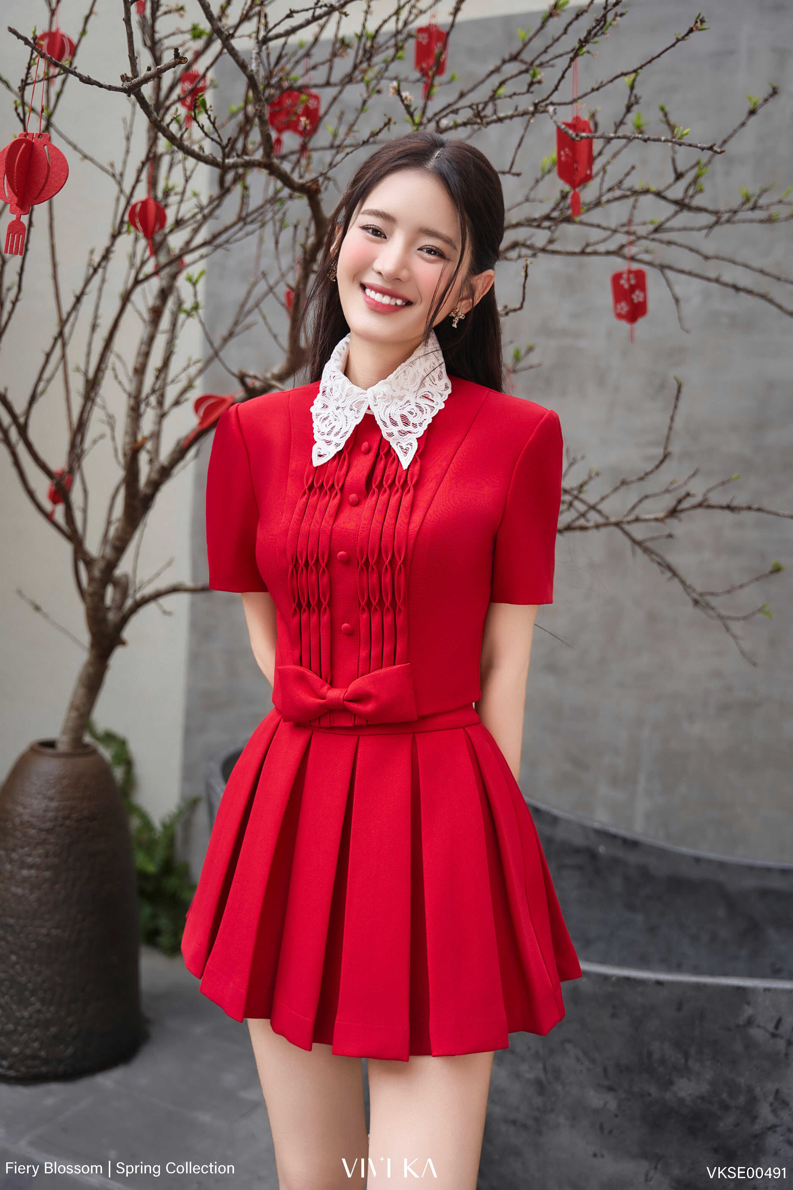 Set Marisa áo lá cổ họa tiết+chân váy xếp ly
