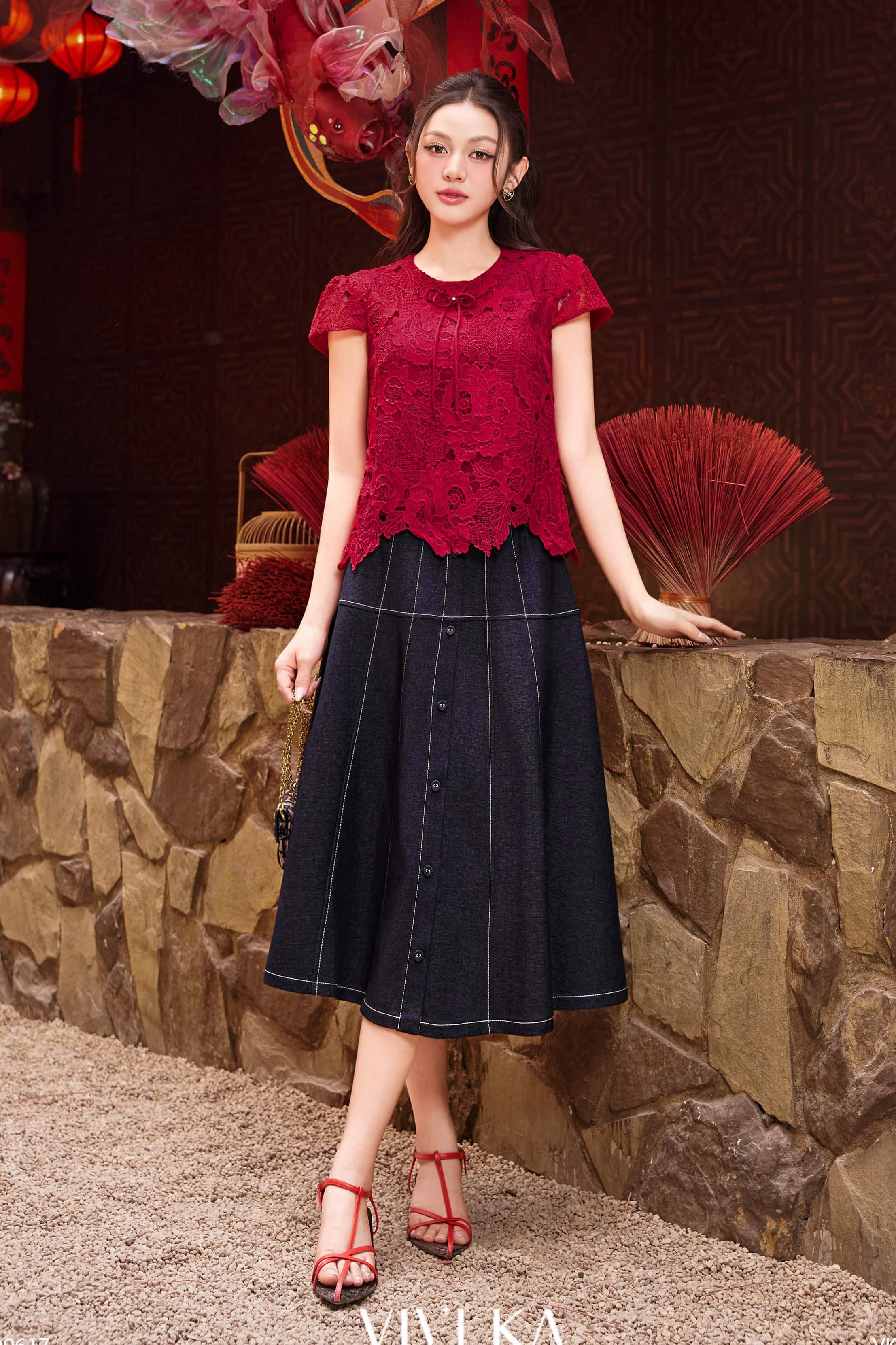 Áo Vela ren hoa cổ tròn phối nơ cài