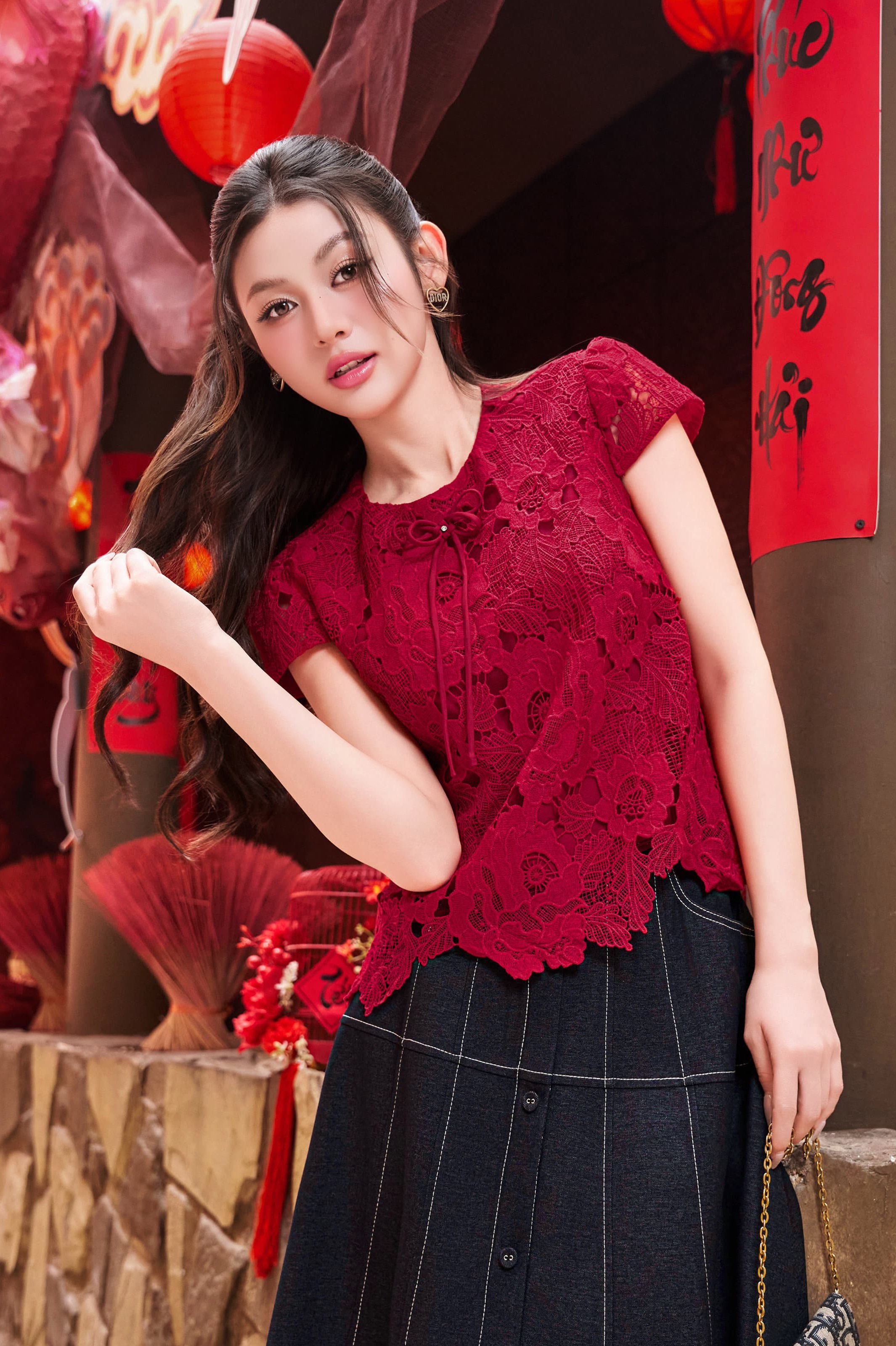 Áo Vela ren hoa cổ tròn phối nơ cài