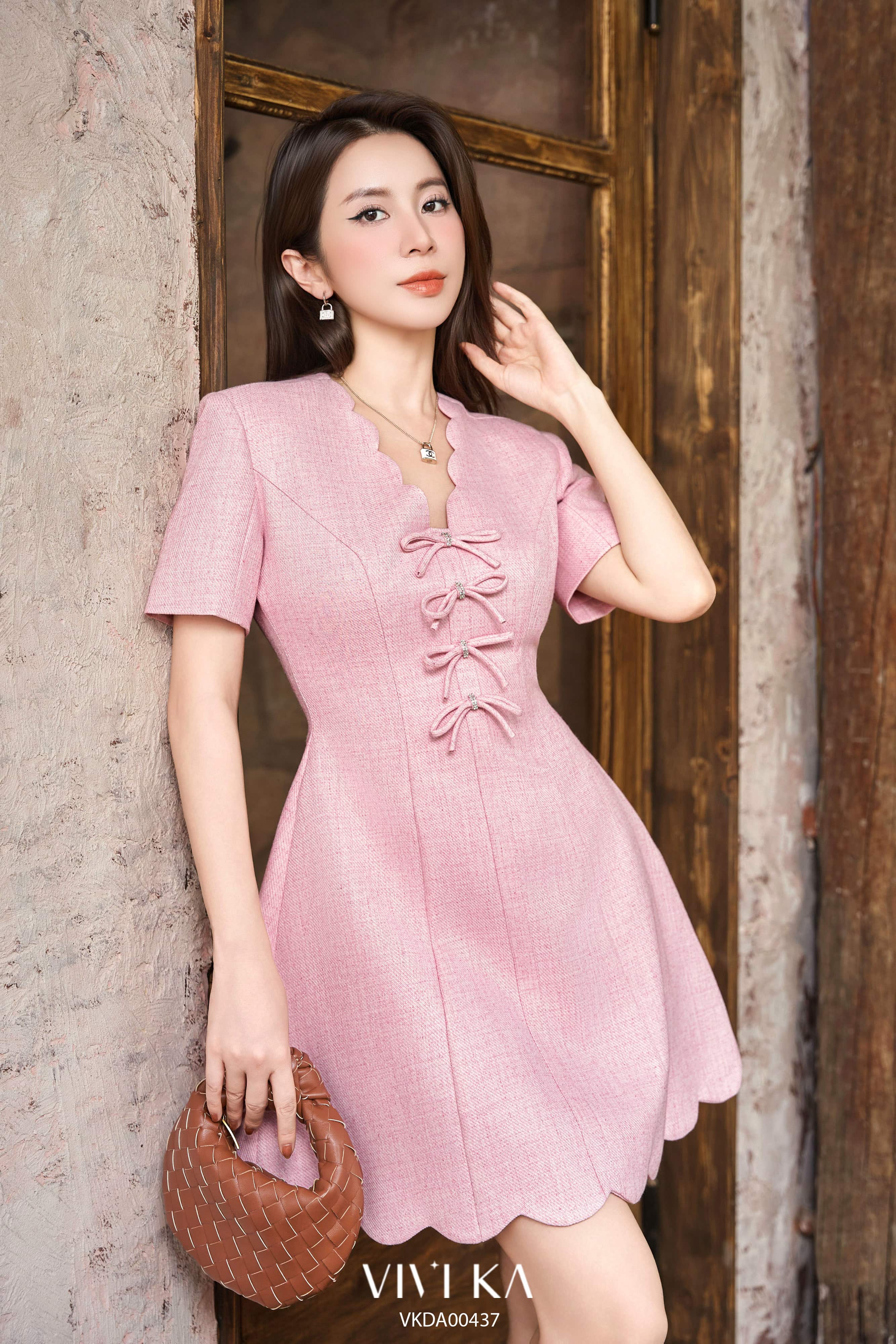 Đầm Charm cổ V phối nơ