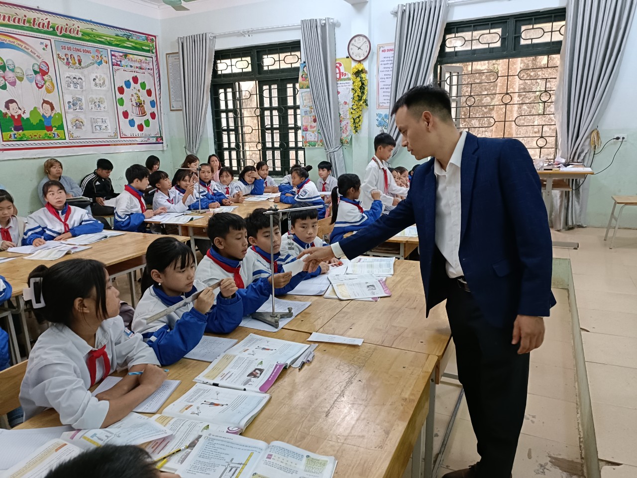 Thông tư 38/2021/TT-BGDĐT: Nâng tầm chất lượng giáo dục THCS với trang thiết bị hiện đại