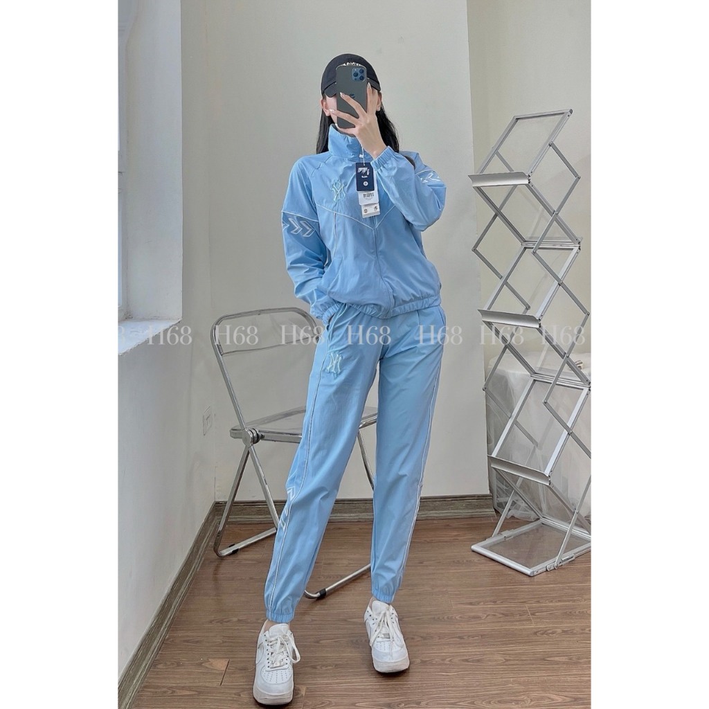 Bộ Quần Áo gió Thể Thao nữ Adidas Họa Tiết Né Sọc Nhỏ, Dáng Sporty Chất Gió mềm Cao Cấp, in lưng, túi quần có khóa Bgwm1