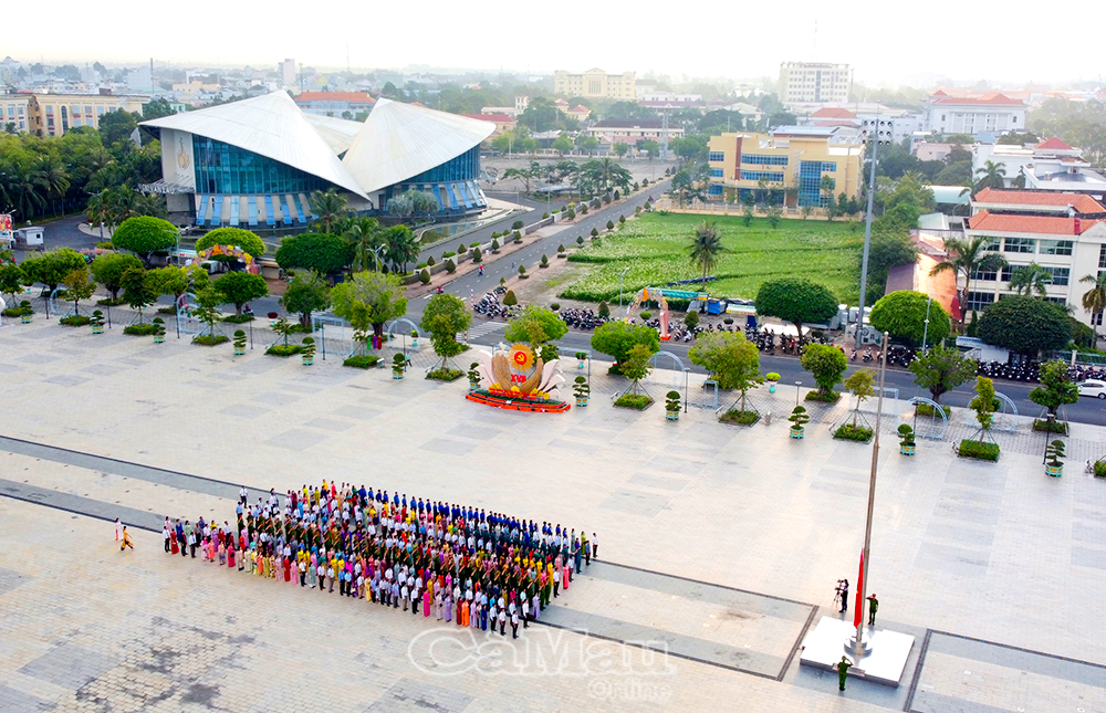 Lễ chào cờ đầu tiên tại Quảng trường Hùng Vương sau hợp nhất