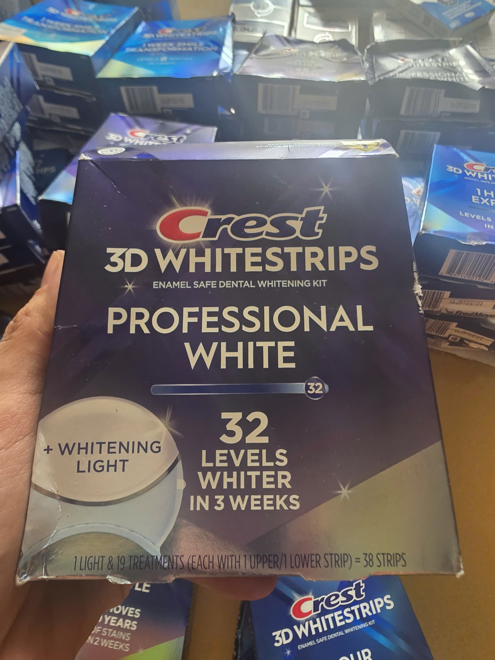 ĐÈN VÀ 38 Miếng dán trắng răng Crest 3D Whitestrips Professional White + Whitening Light (32 Levels)