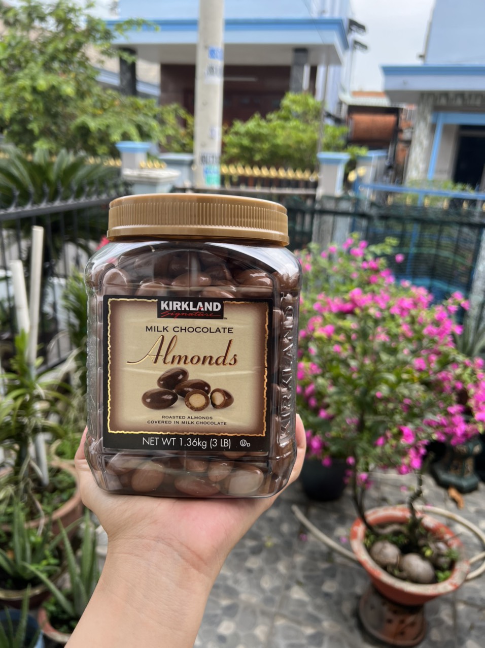 Kẹo Socola Hạnh Nhân Kirkland Signature Milk Chocolate Almonds