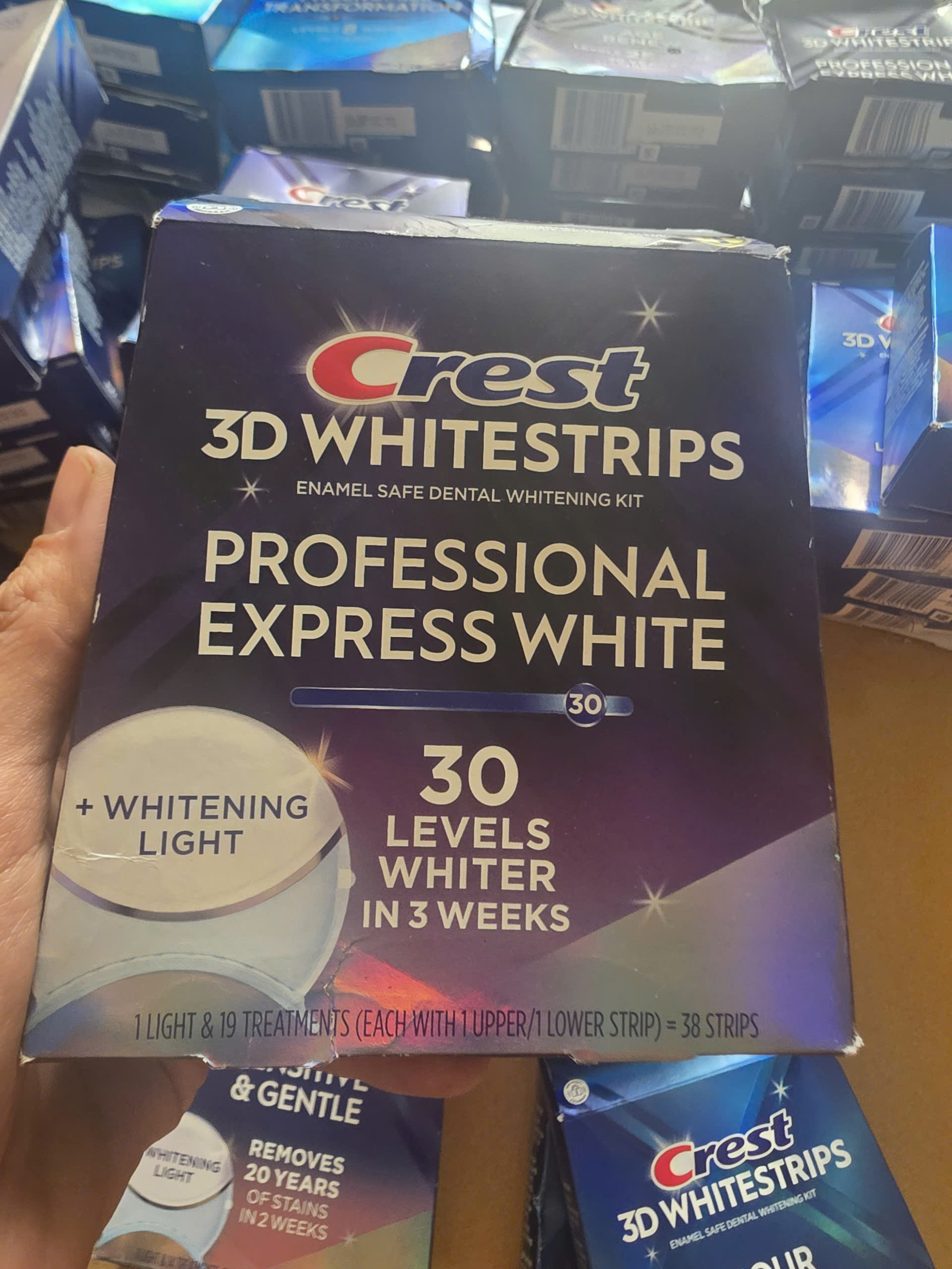 ĐÈN VÀ 38 Miếng dán trắng răng Crest 3D Whitestrips Sensitive & Gentle + Whitening Light