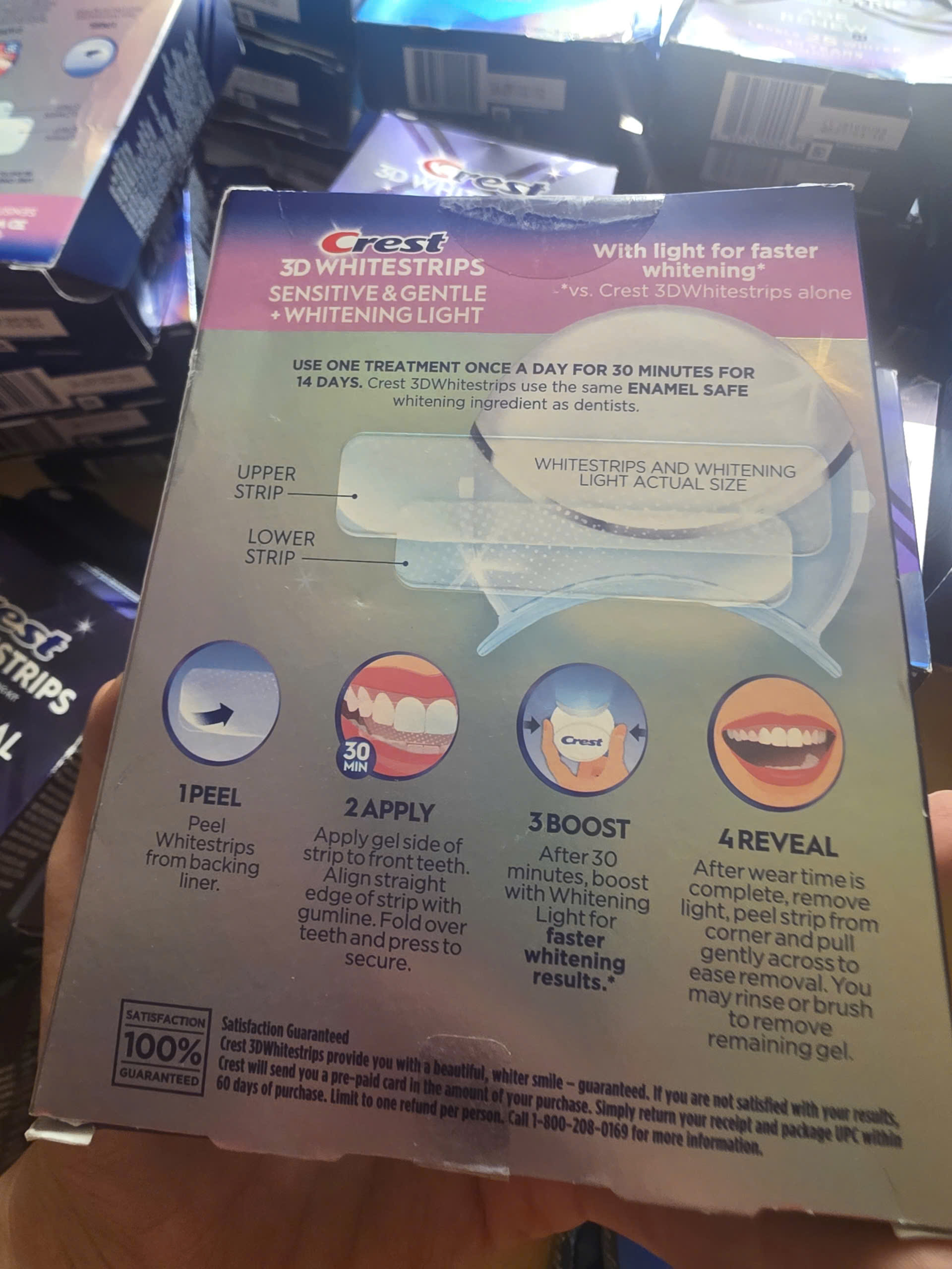 Bộ 28 Miếng dán trắng răng và đèn Crest 3D Whitestrips Sensitive & Gentle + Whitening Light