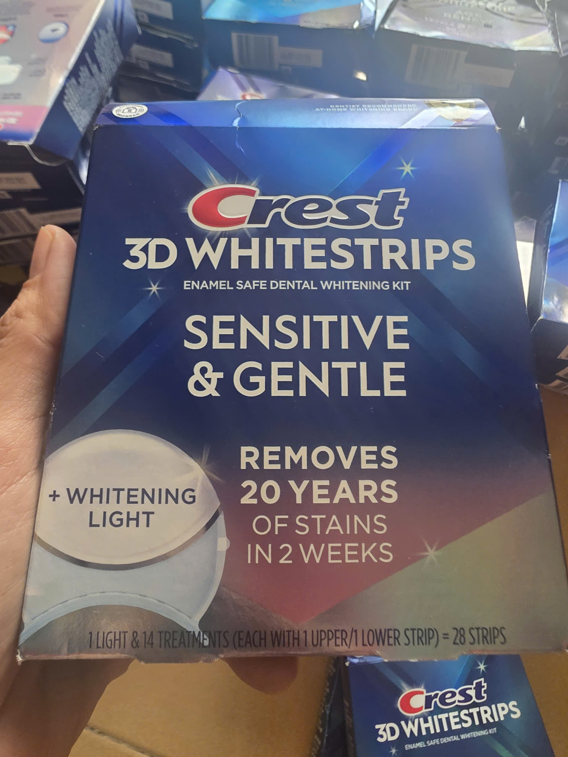 Bộ 28 Miếng dán trắng răng và đèn Crest 3D Whitestrips Sensitive & Gentle + Whitening Light
