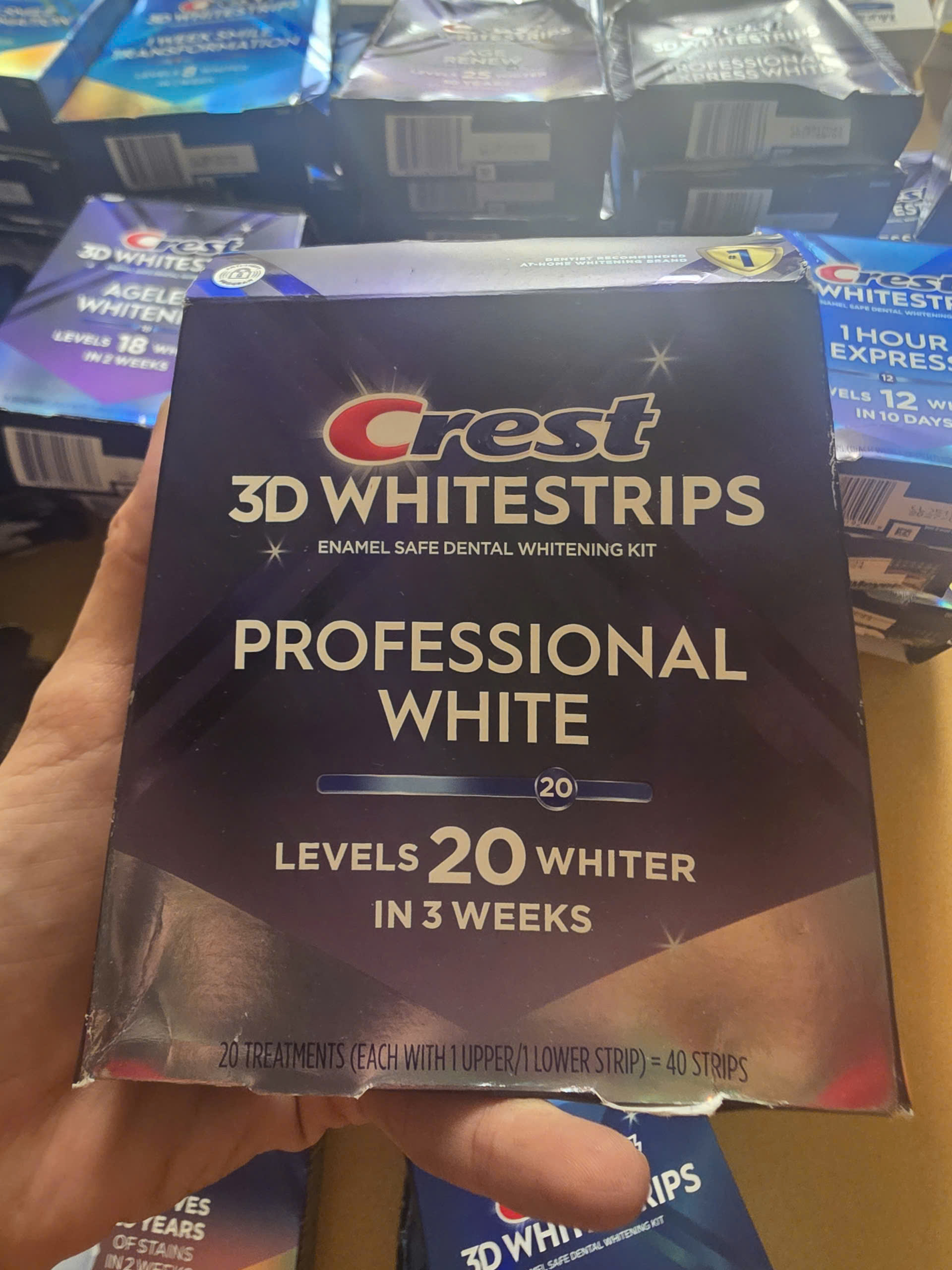 40 Miếng dán trắng răng Crest 3D Whitestrips Professional White (20 Levels)