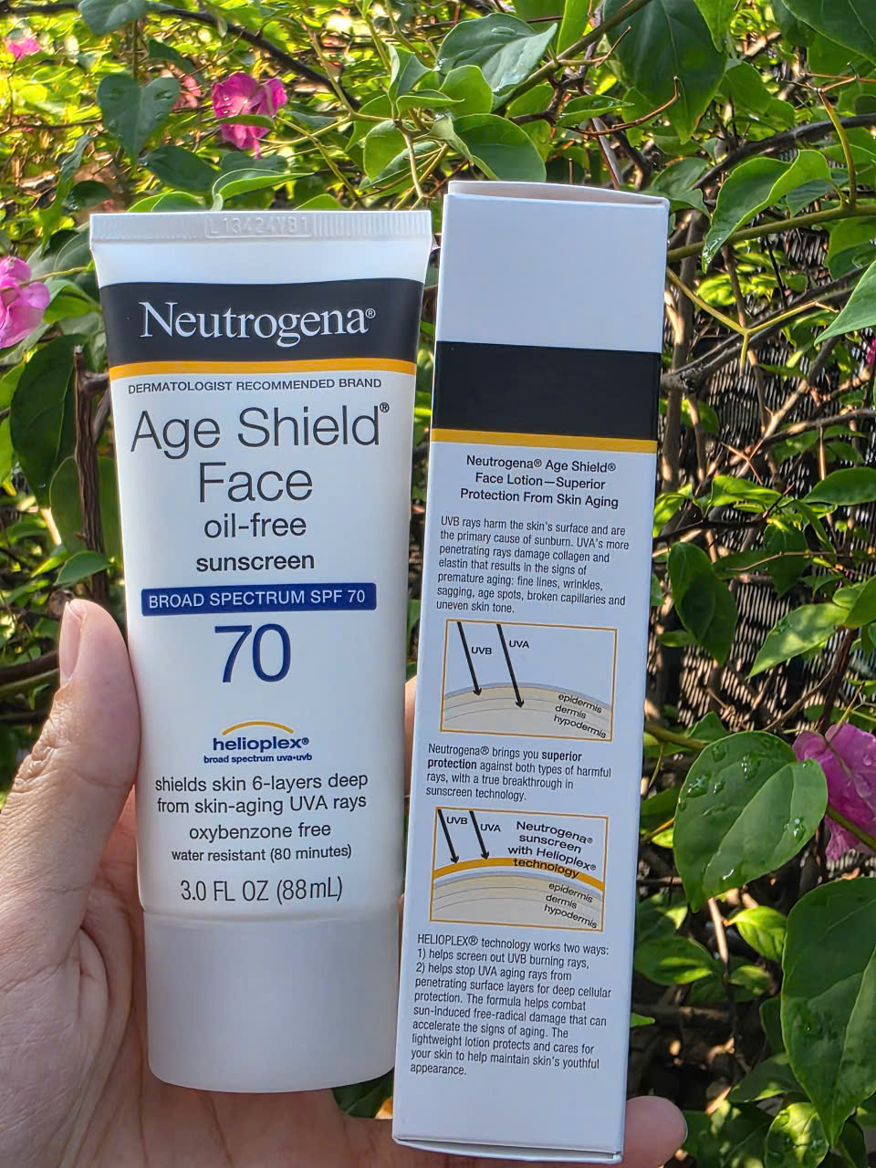 Kem Chống Nắng Da Mặt Neutrogena Age Shield Face Oil Free Sunscreen Broad Spectrum SPF 70 (Tuýp 88ml)