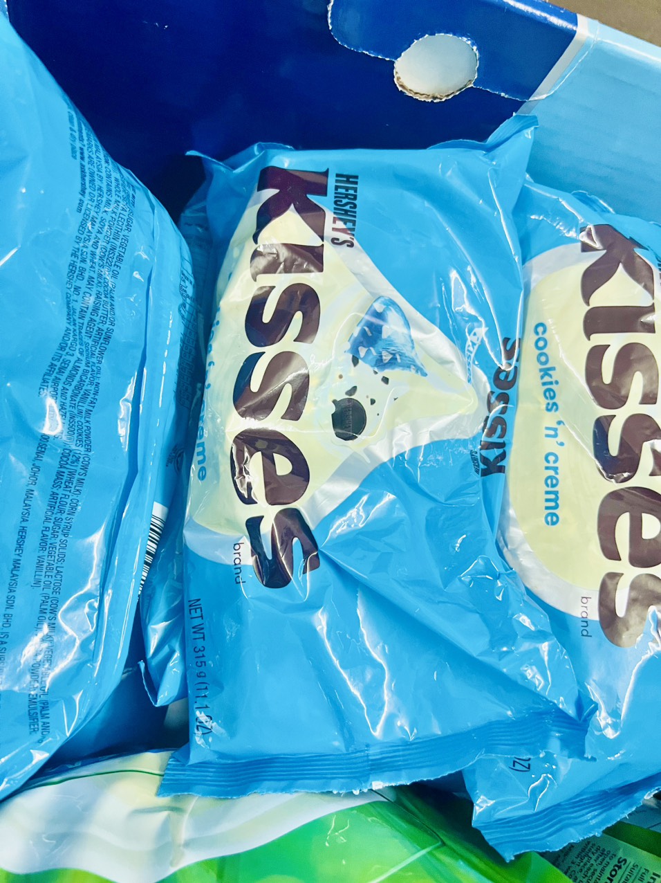 Kẹo Chocolate hershey's kisses 315g cookies 'n' creme màu xanh hàng Mỹ