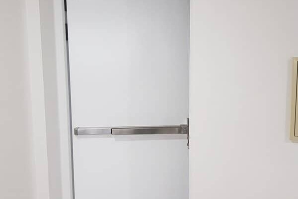 Vì sao cửa thoát hiểm chung cư luôn phải đóng và chỉ mở 1 chiều?