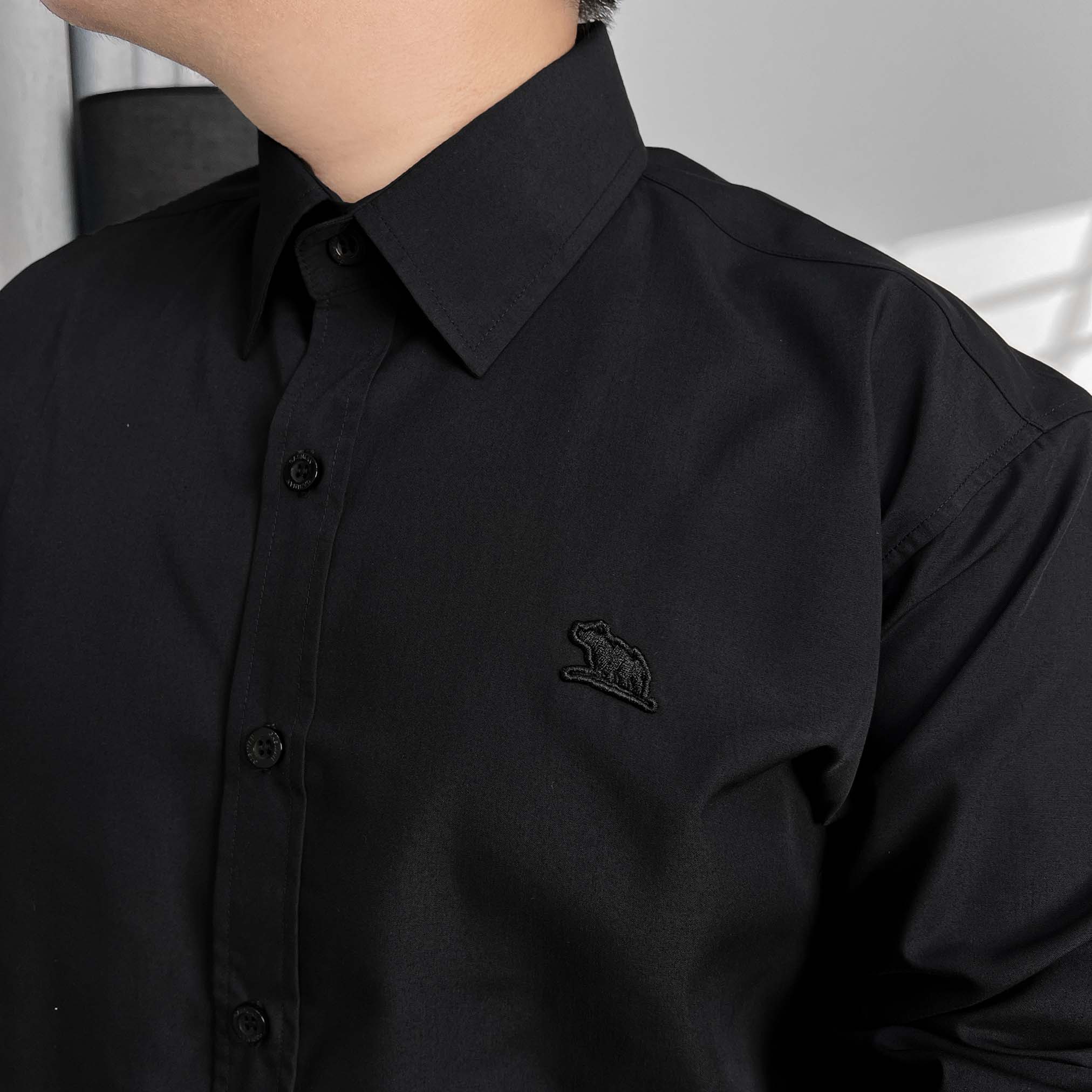 Áo Sơ Mi Tay dài Bigsize Trơn Logo thêu Gấu Màu Đen