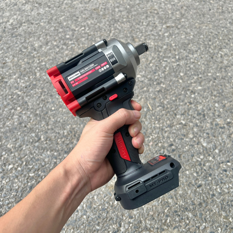 Máy siết bulong sử dụng pin AMAXTOOLS ABL66012SM (chưa có pin sạc)
