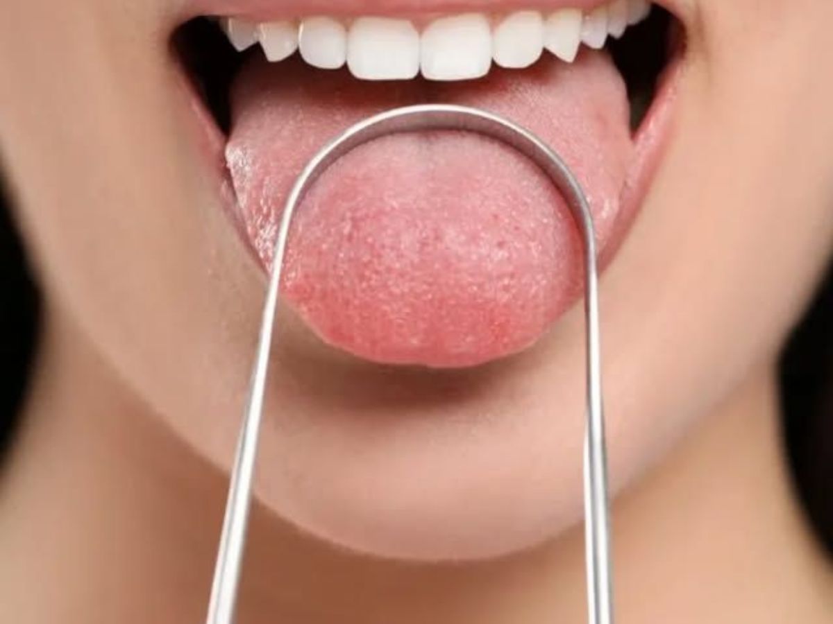 Hướng dẫn cạo lưỡi đúng cách để giữ hơi thở luôn thơm tho