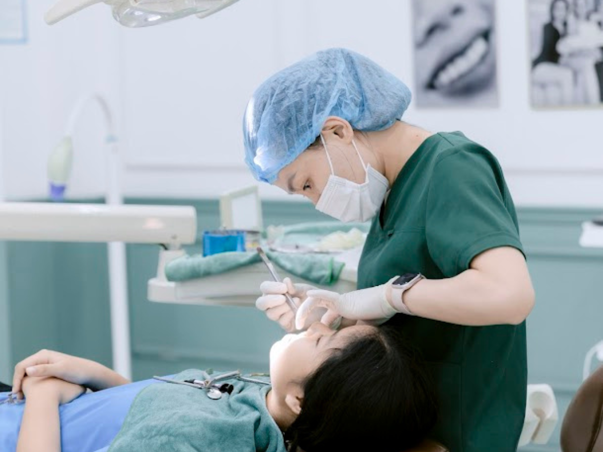 Một ngày làm việc tại nha khoa: Hành trình chăm sóc nụ cười khách hàng