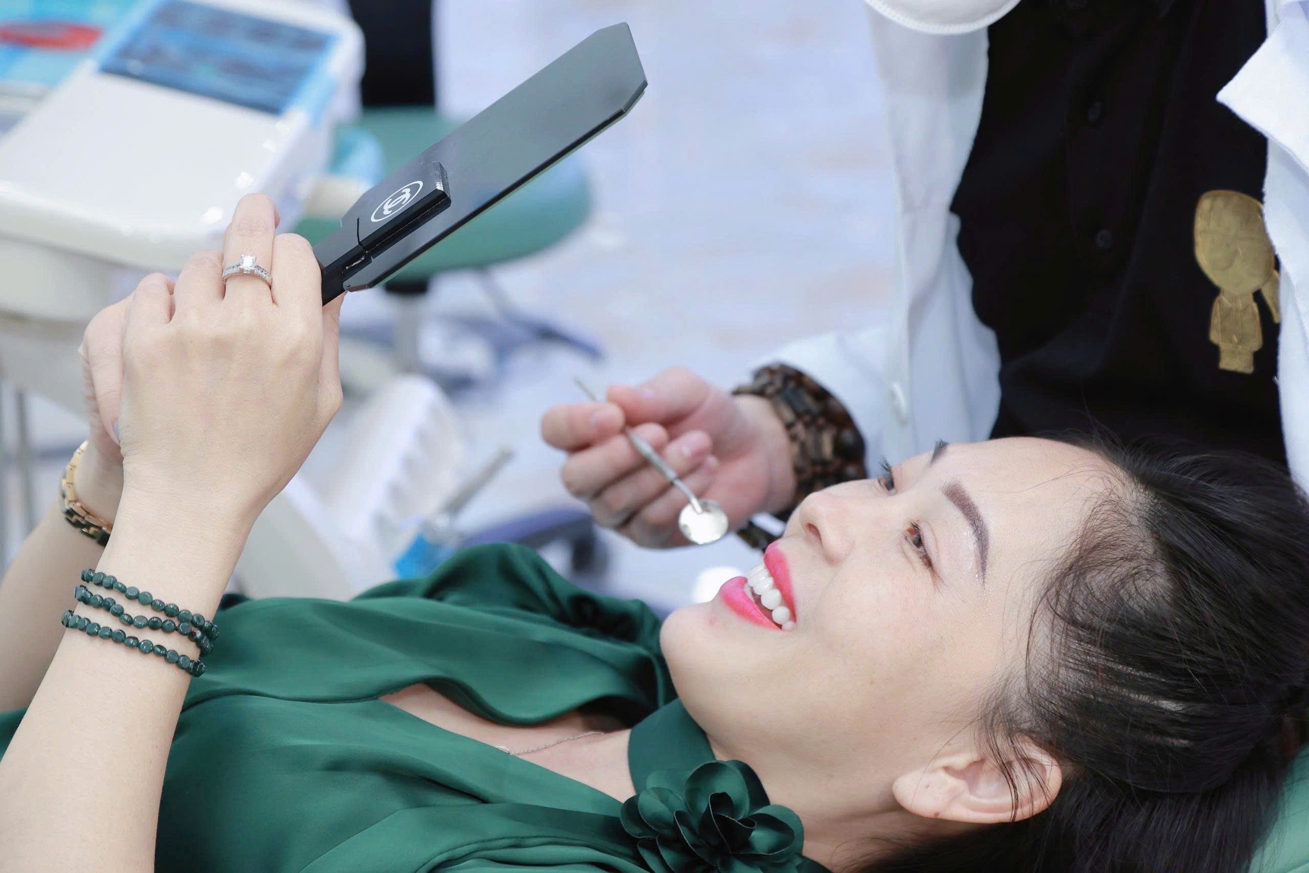 HƯỚNG DẪN CHĂM SÓC RĂNG SỨ ĐÚNG CÁCH – GIỮ NỤ CƯỜI ĐỀU ĐẸP, BỀN LÂU