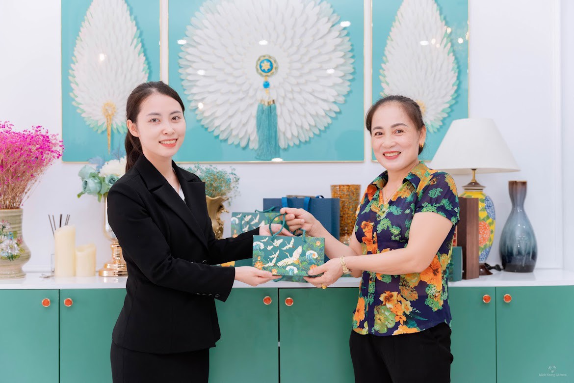Tặng quà trung thu cho nhân viên Ruby
