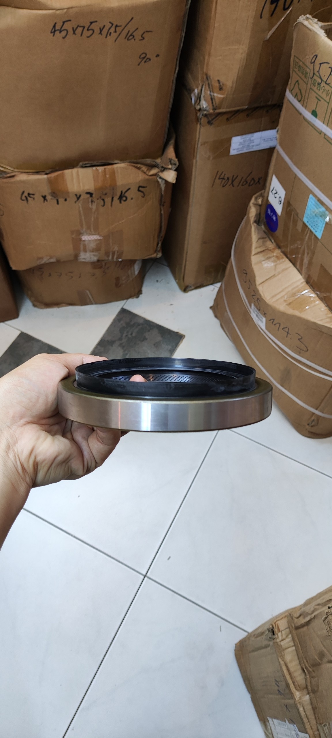 PHỐT CHẮN DẦU 86*127*16/24 (PHỐT XE HƠI) CHO XE ISUZU