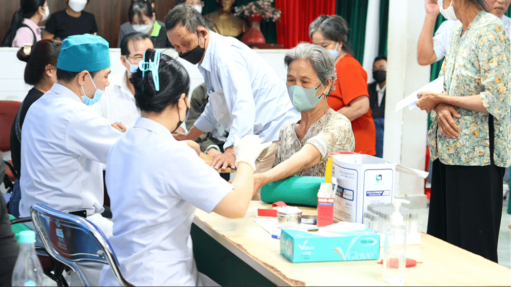 Hành trình mang ánh sáng đến bà con nghèo bị đục thủy tinh thể
