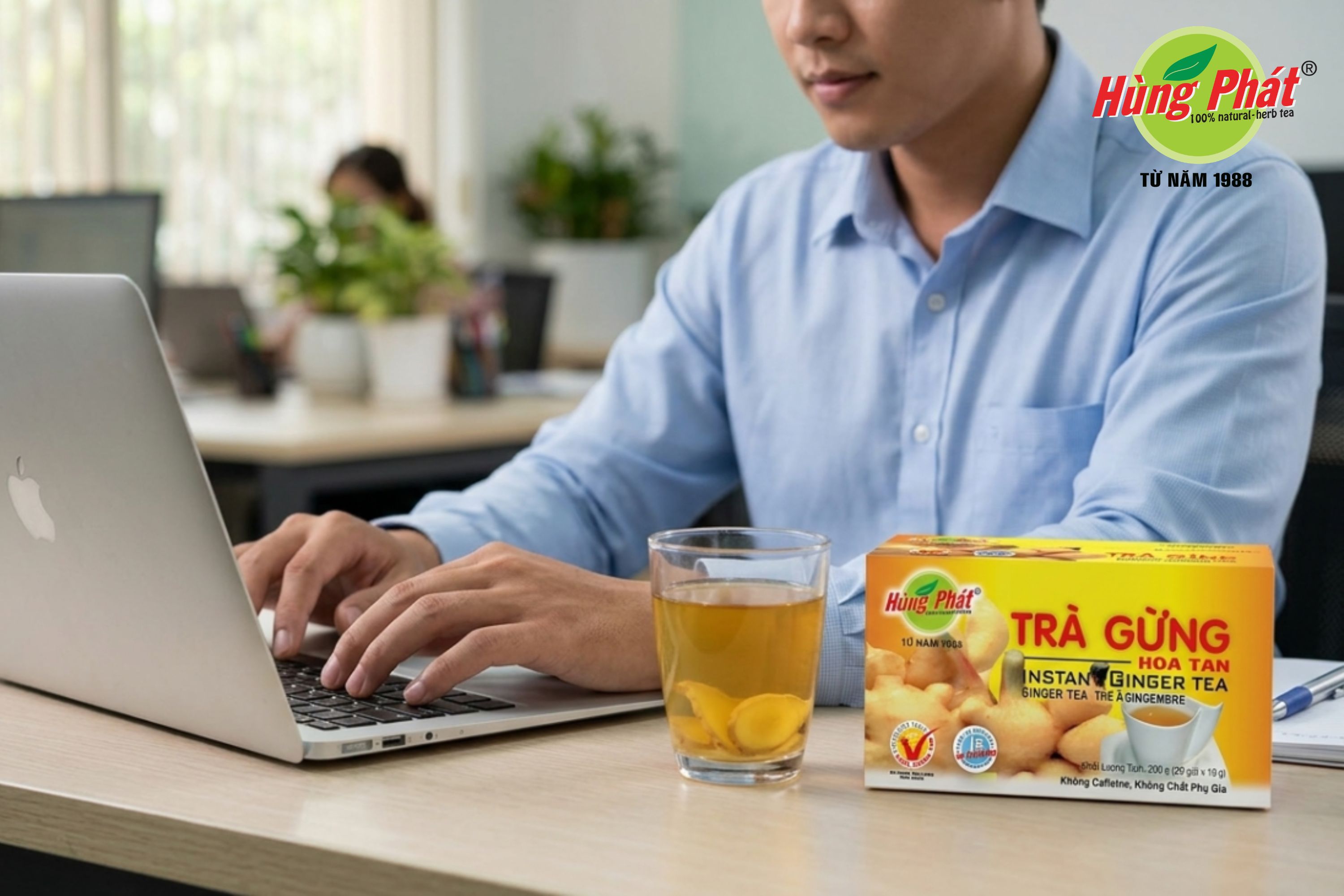 Một Ly Trà Gừng Trong Văn Phòng Làm Việc