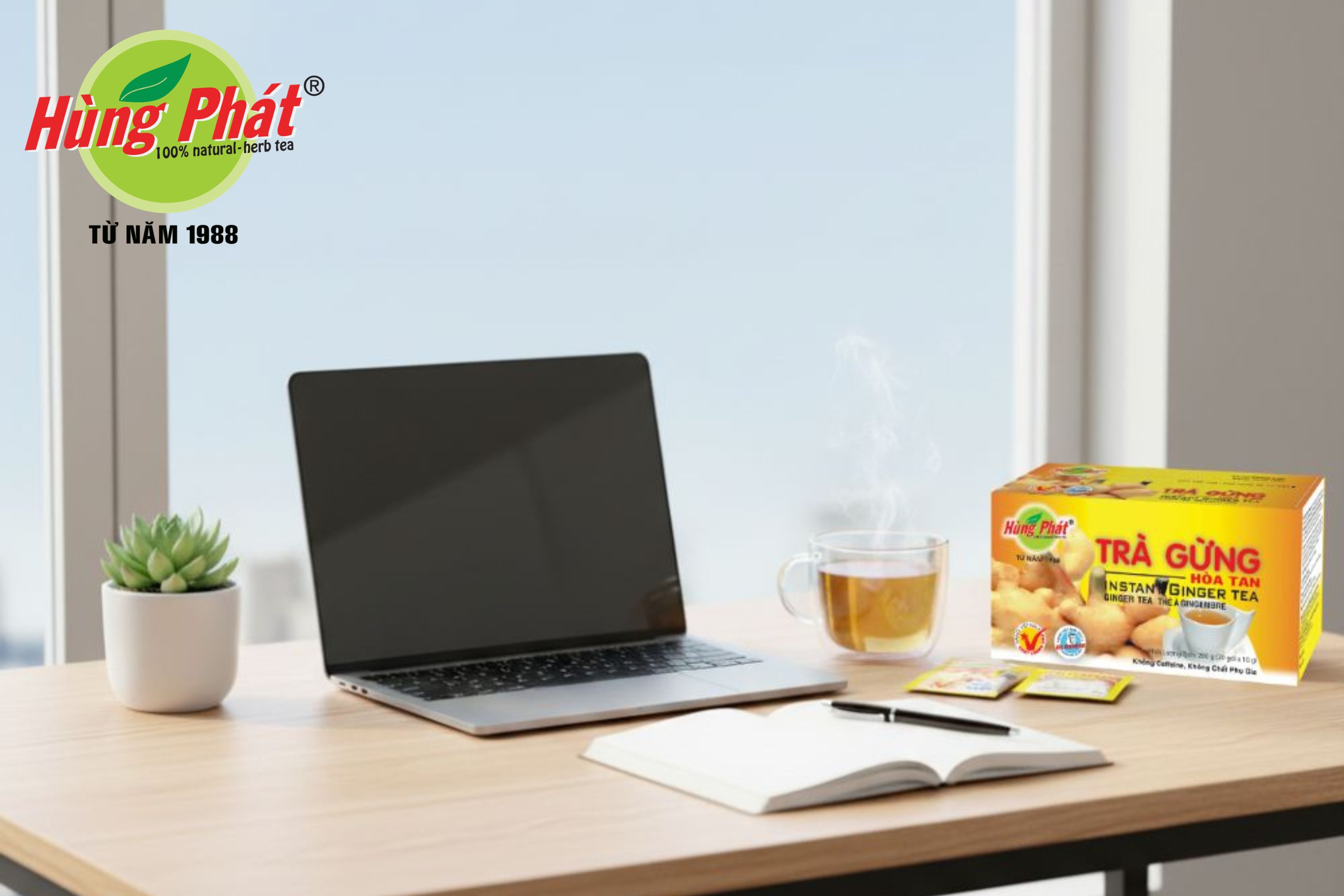 Một Góc Bàn Làm Việc Và Một Ly Trà Ấm