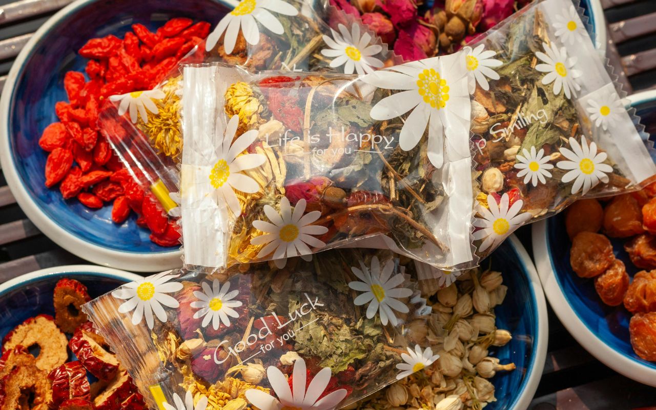 So sánh chi phí trà thảo mộc và thuốc bổ