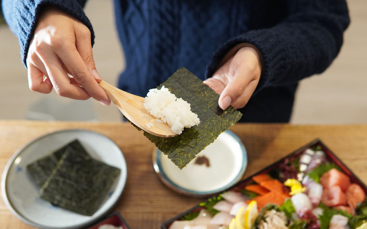 Ẩm Thực Nhật Bản và Bí Mật Mang Tên Nori: Khám Phá Tảo Biển Khô Đầy Dinh Dưỡng