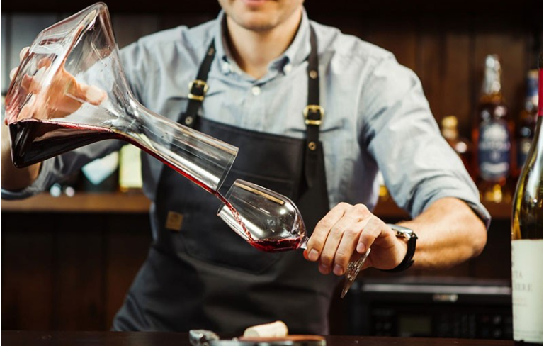 Tại sao rượu vang cần phải thở?