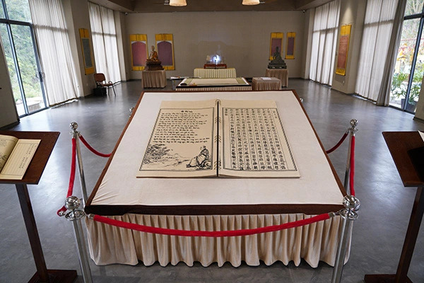 The largest paper scroll in Vietnam