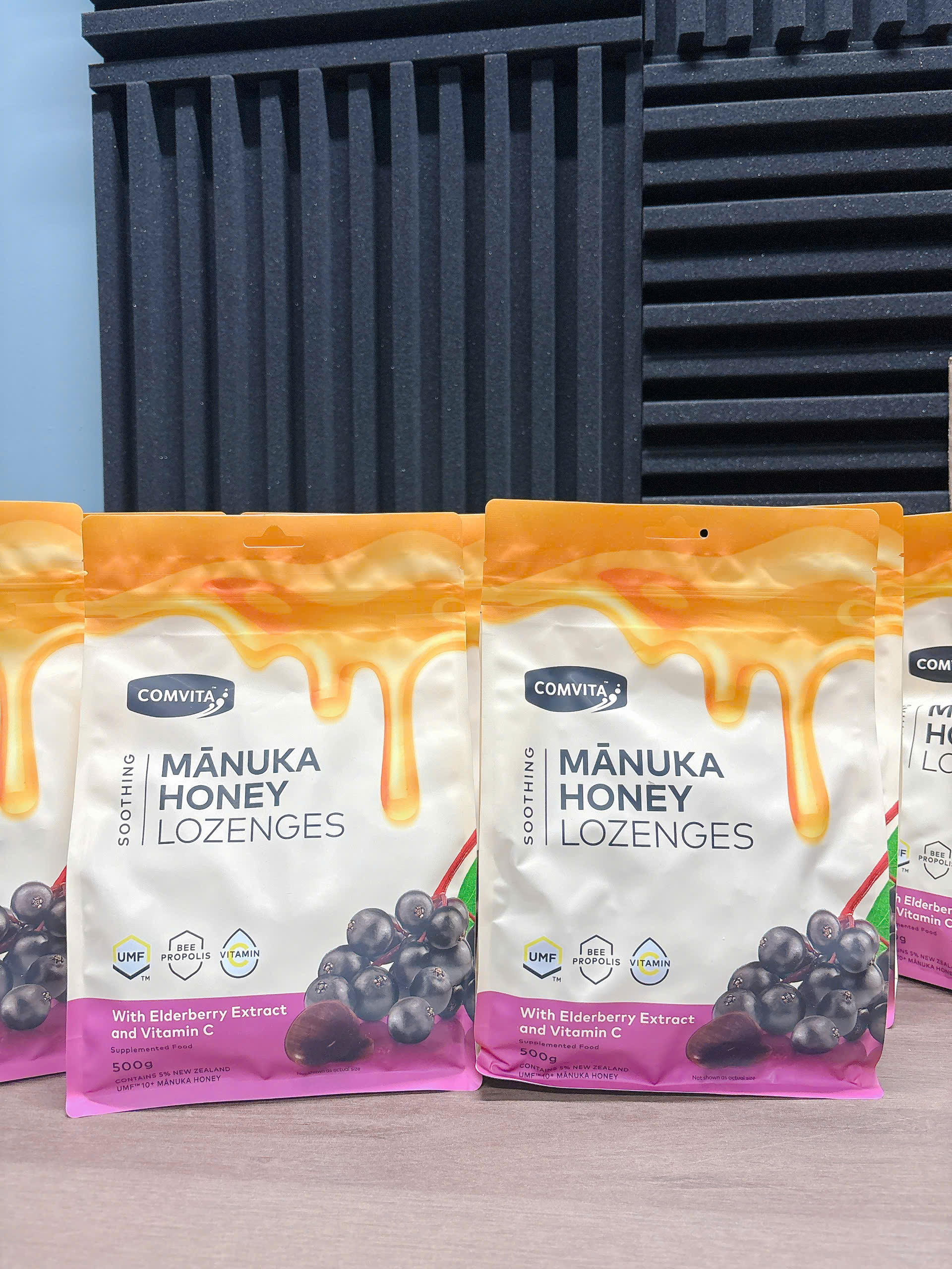 Comvita manuka honey lozenges with Elderberry Extract and Vitamin C kẹo ngậm mật ong vị quả cơm cháy đen 500g (03/27)