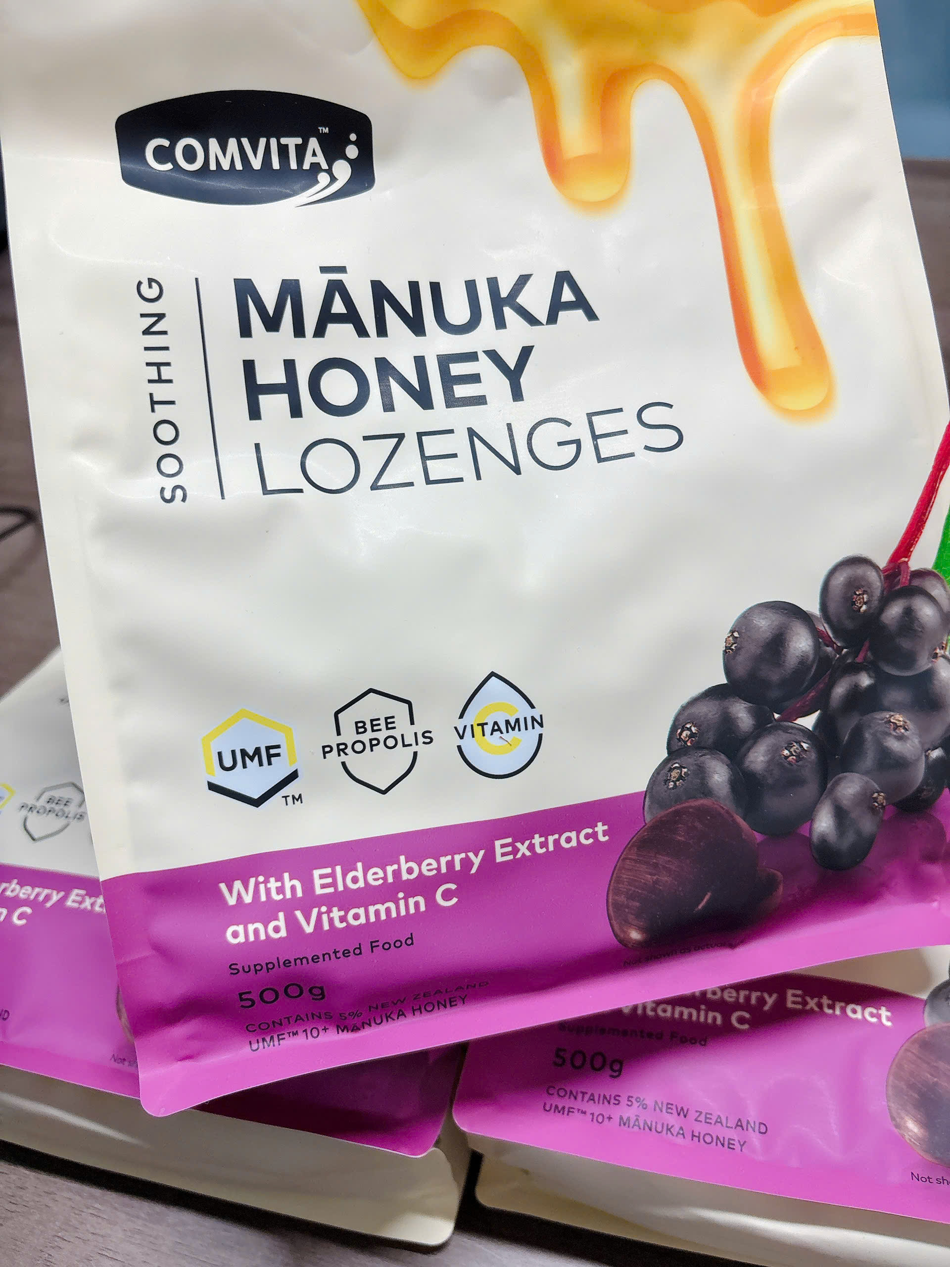 Comvita manuka honey lozenges with Elderberry Extract and Vitamin C kẹo ngậm mật ong vị quả cơm cháy đen 500g (03/27)