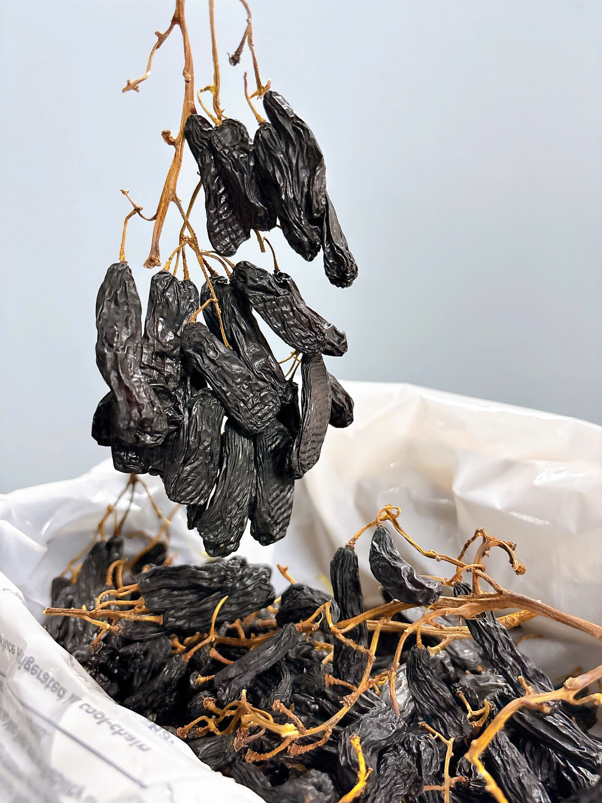 Little Gemz dried table grape clusters nho khô móng tay Úc 1kg