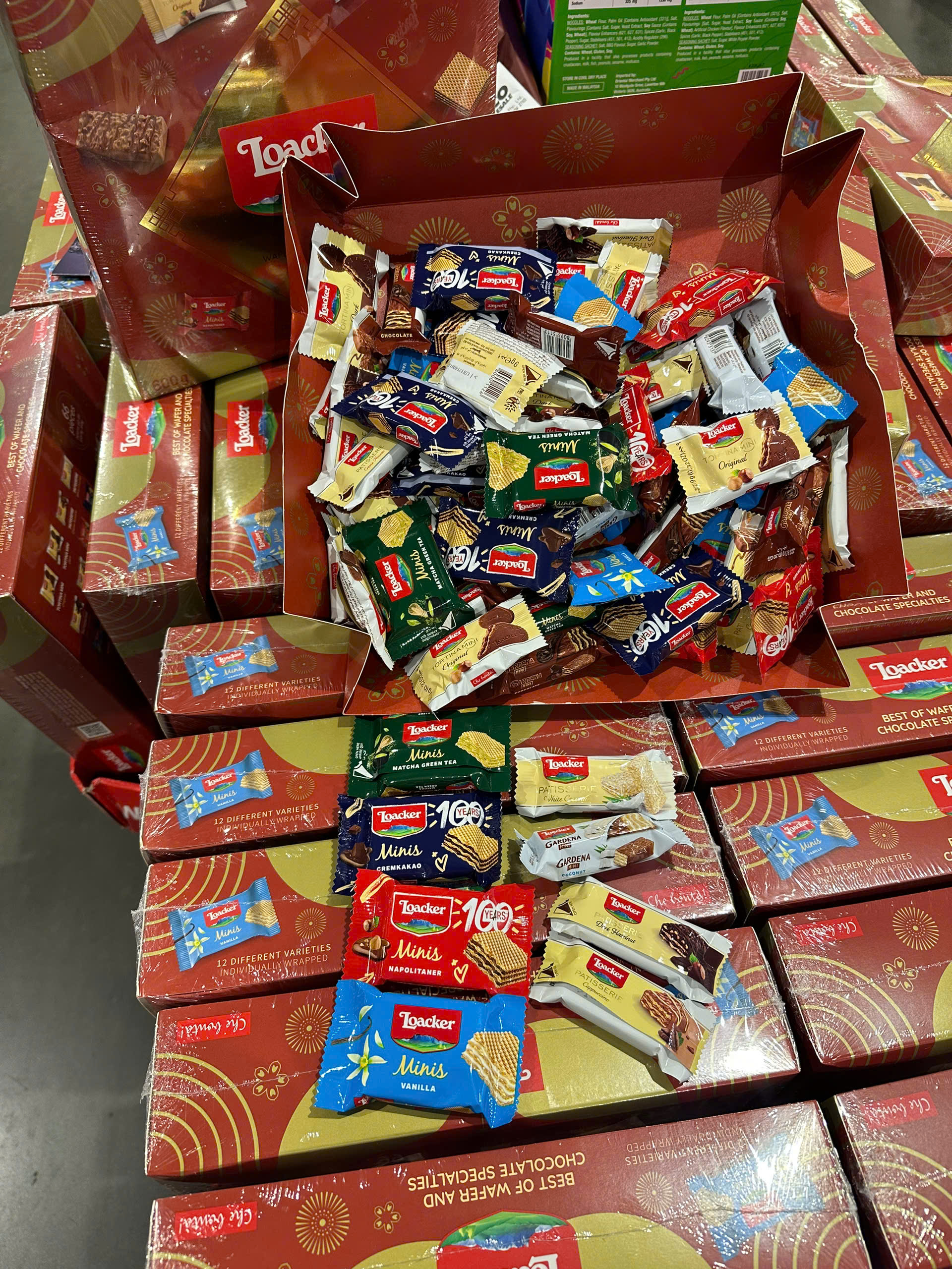 Loacker best of wafer and chocolate specialties hộp bánh xốp Loacker 66pc 600g (11/25) [hộp móp]