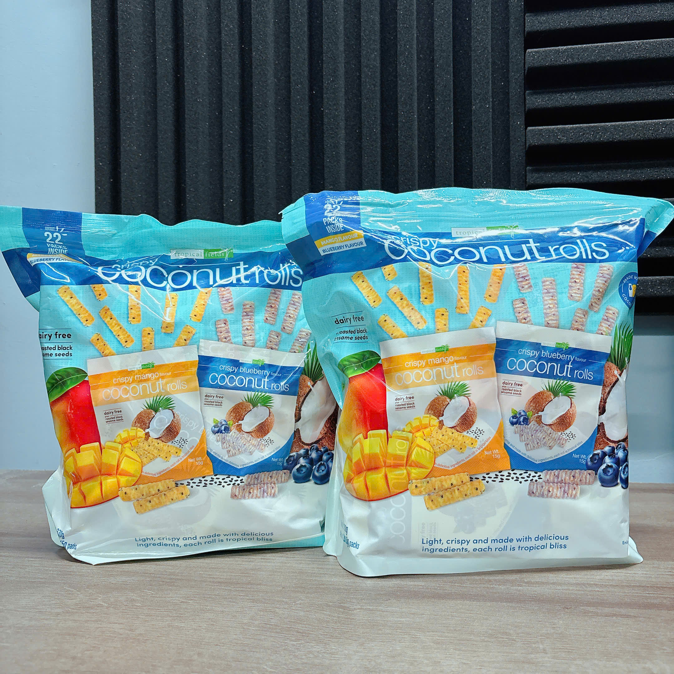 Tropical Fields Coconut Rolls MultiPack bánh quế dừa vị xoài và việt quất 22 gói x 15g (04/26)
