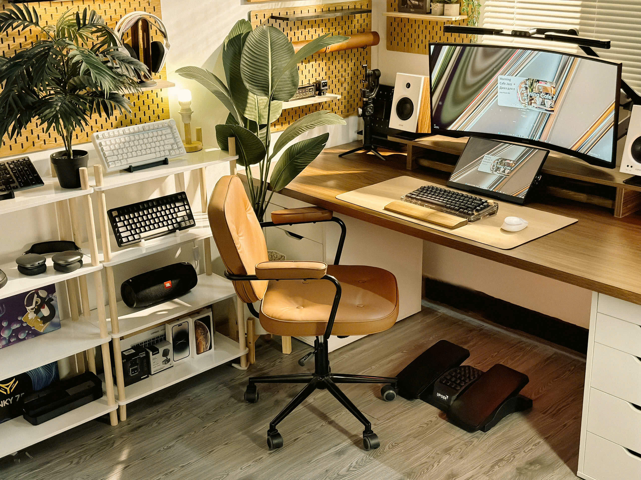 Thực hư về tác dụng của kệ kê chân công thái học với sức khỏe và công việc? 