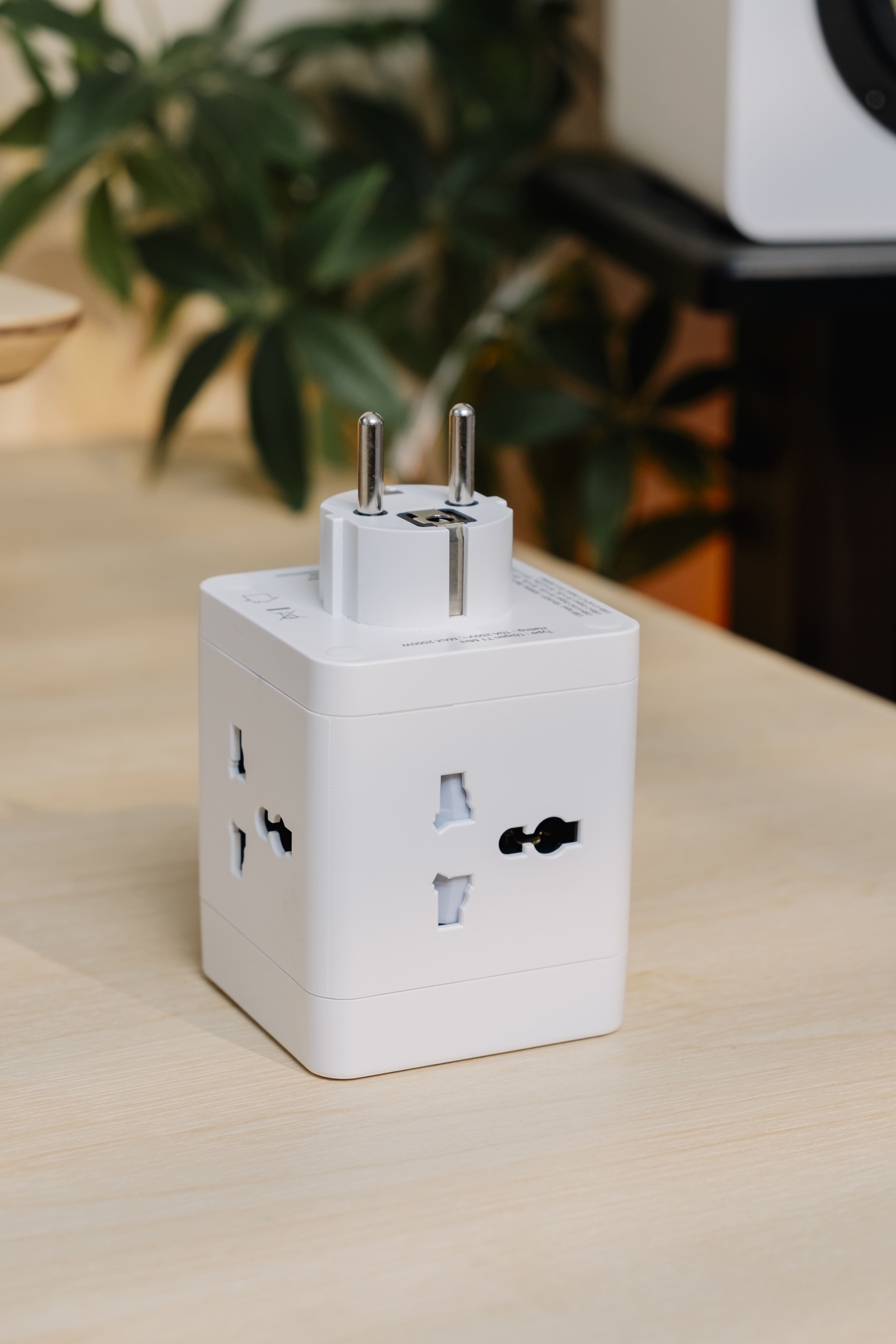 Upgen T1 Mini - Ổ cắm điện không dây tích hợp sạc nhanh đa năng