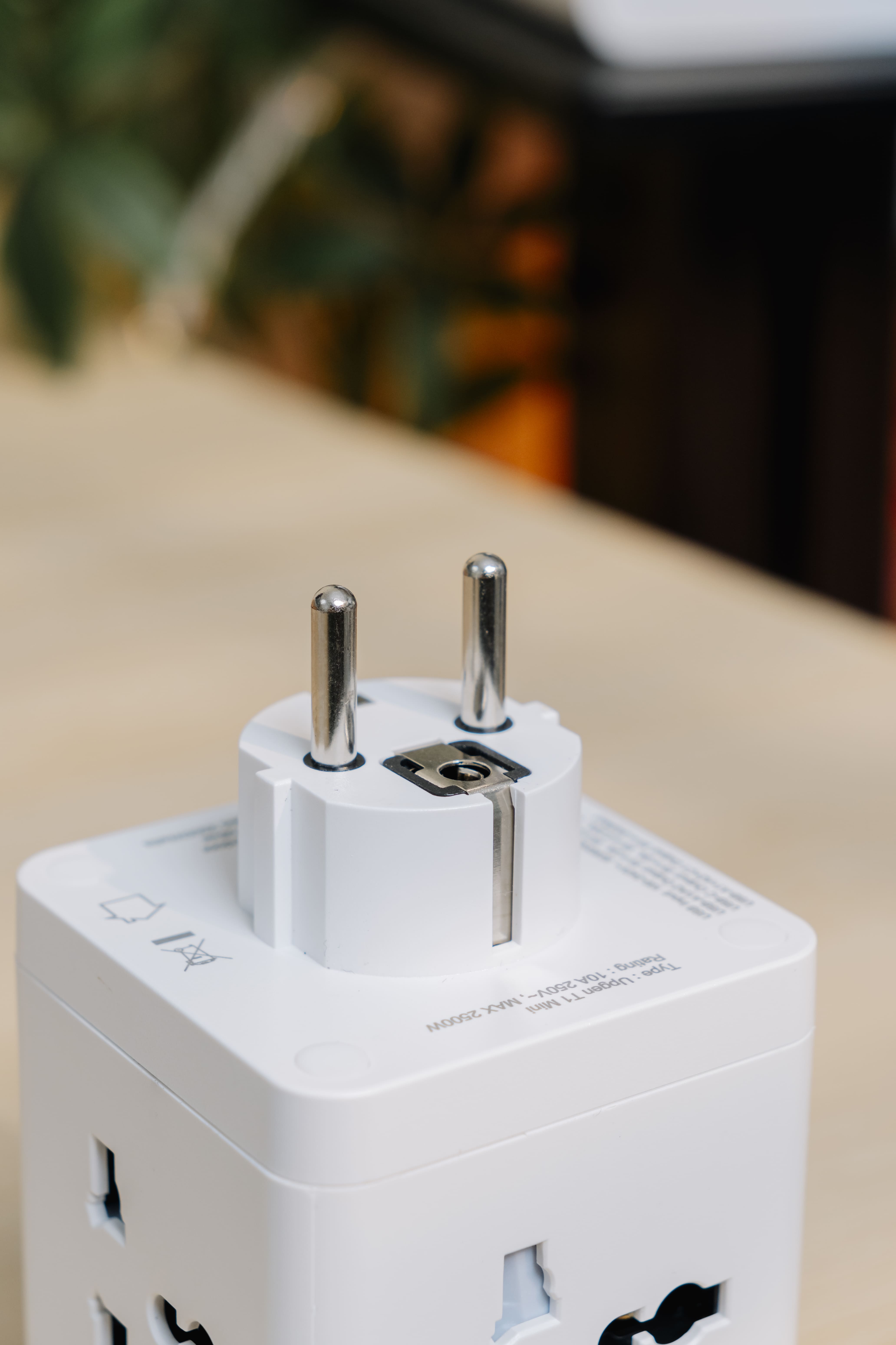 Upgen T1 Mini - Ổ cắm điện không dây tích hợp sạc nhanh đa năng