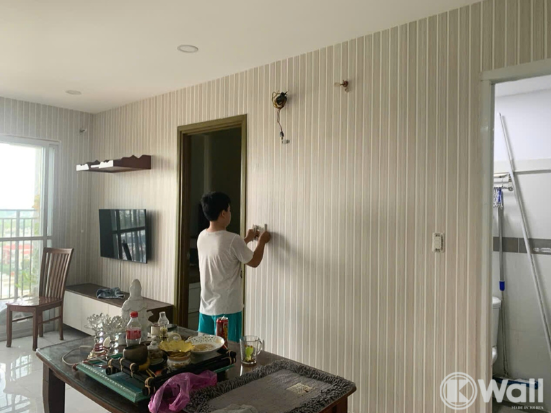 K.Wall hoàn thiện thi công giấy dán tường cho căn hộ chị Hoa với họa tiết sọc vân gỗ