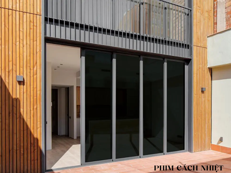 Tại Sao Phim Cách Nhiệt Ô Tô Là Phụ Kiện Không Thể Thiếu Cho Mỗi Chiếc Xe