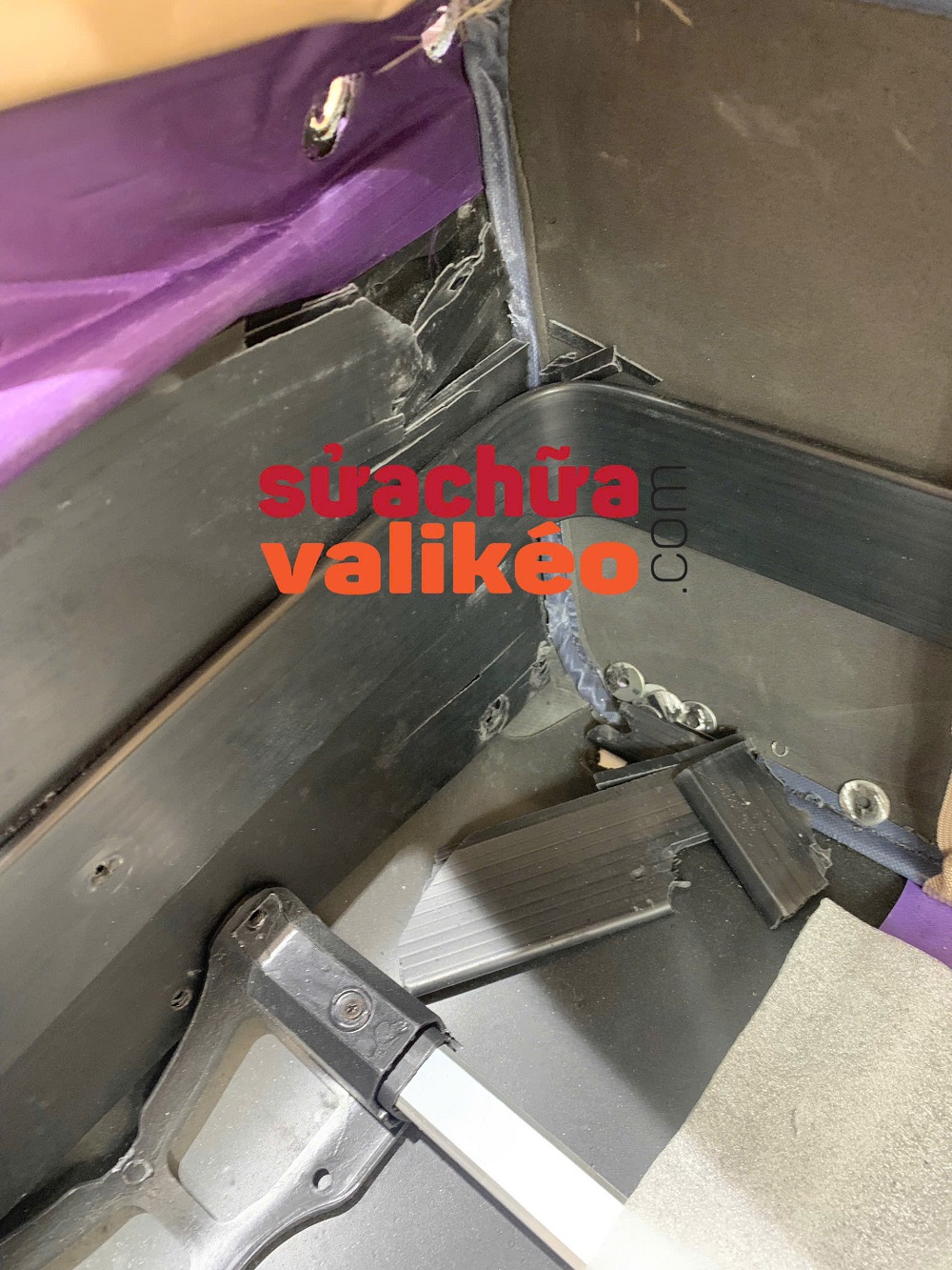 Làm Lại Đáy Vali Vải Bị Nứt Gãy