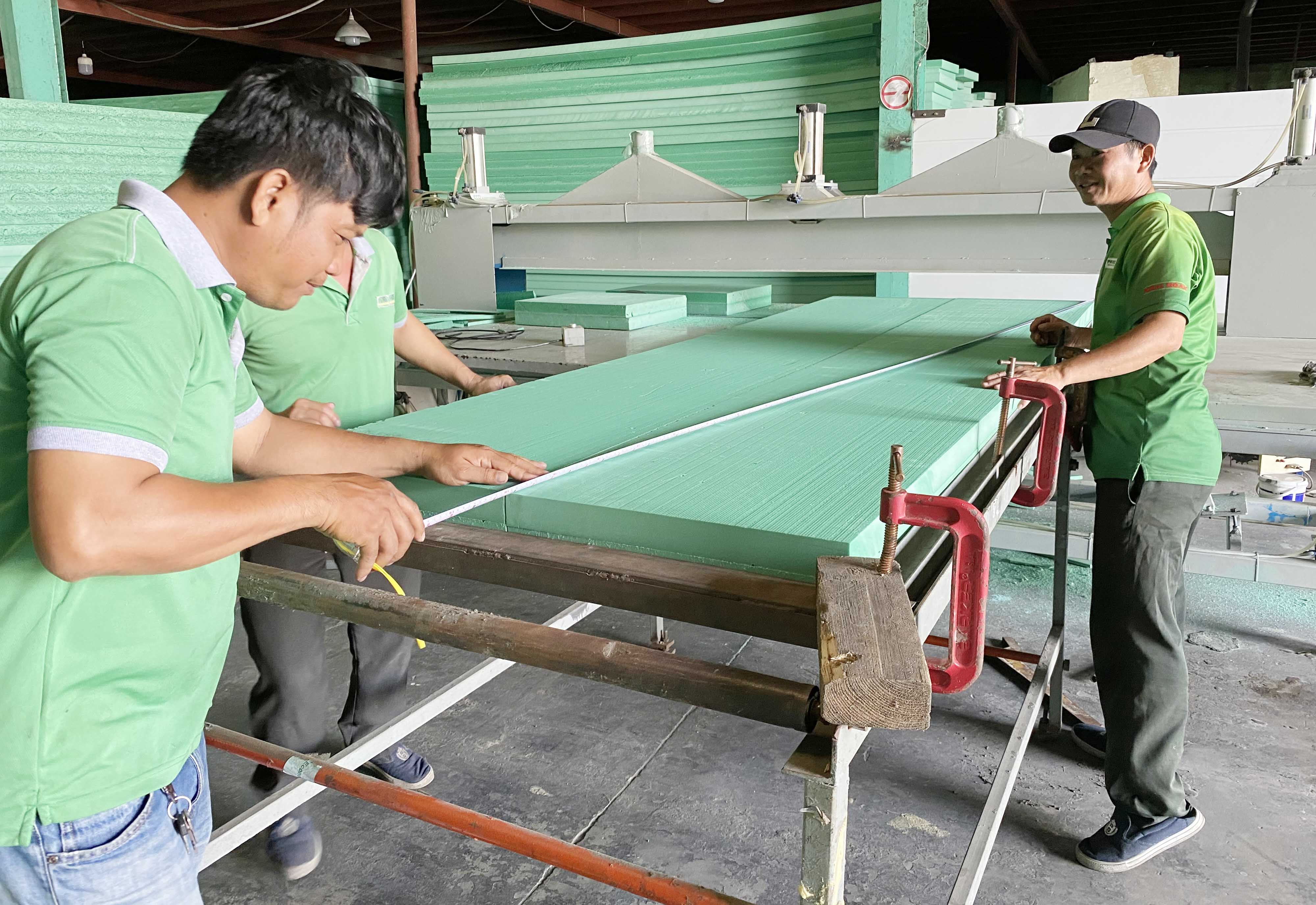 Tấm ECO XPS Foam giúp duy trì nhiệt độ bên trong thùng xe từ -30°C đến -50°C, đảm bảo thực phẩm, thủy hải sản không bị hư hỏng trong suốt hành trình vận chuyển