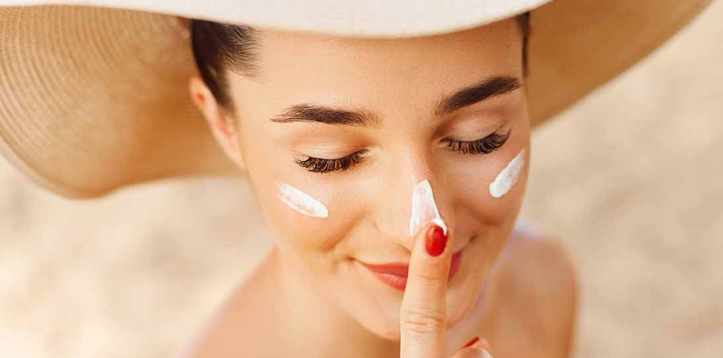 Nên bôi kem chống nắng trước hay sau khi trang điểm?
