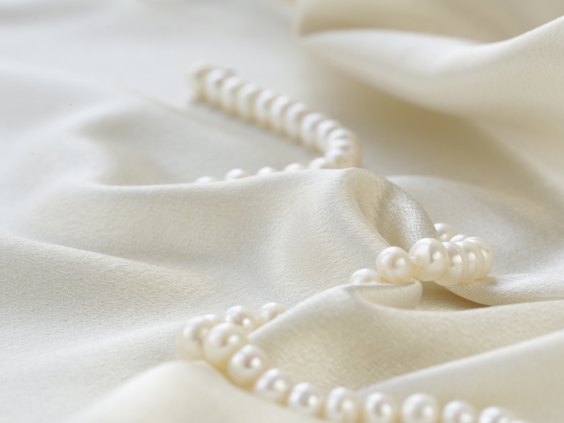 Biến Pijama Thành Phong Cách Dạo Phố: Gợi Ý Phụ Kiện Hoàn Hảo