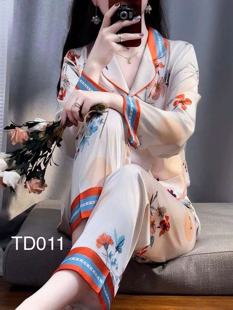 Yosh mushuk paypoqlari Yalangoch qizlar mushuk video