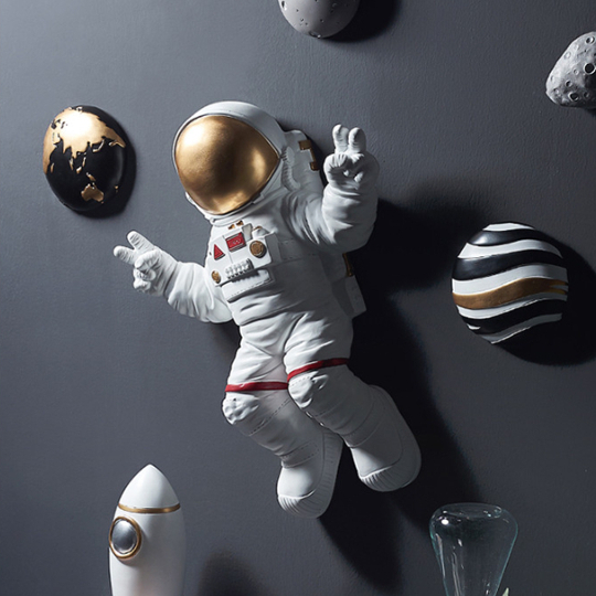 Bộ tượng phi hành gia treo tường