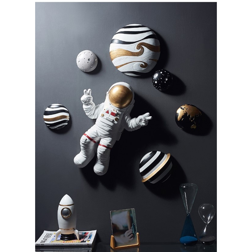 Bộ tượng phi hành gia treo tường