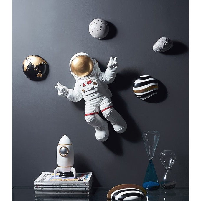 Bộ tượng phi hành gia treo tường