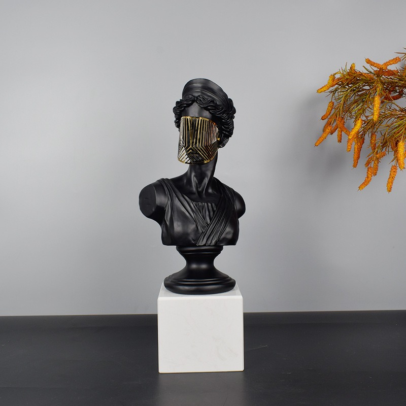 Tượng nữ thần hy lạp đeo mặt nạ