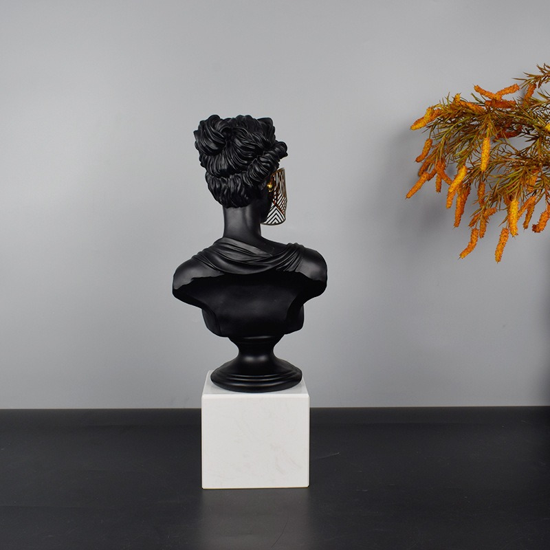 Tượng nữ thần hy lạp đeo mặt nạ